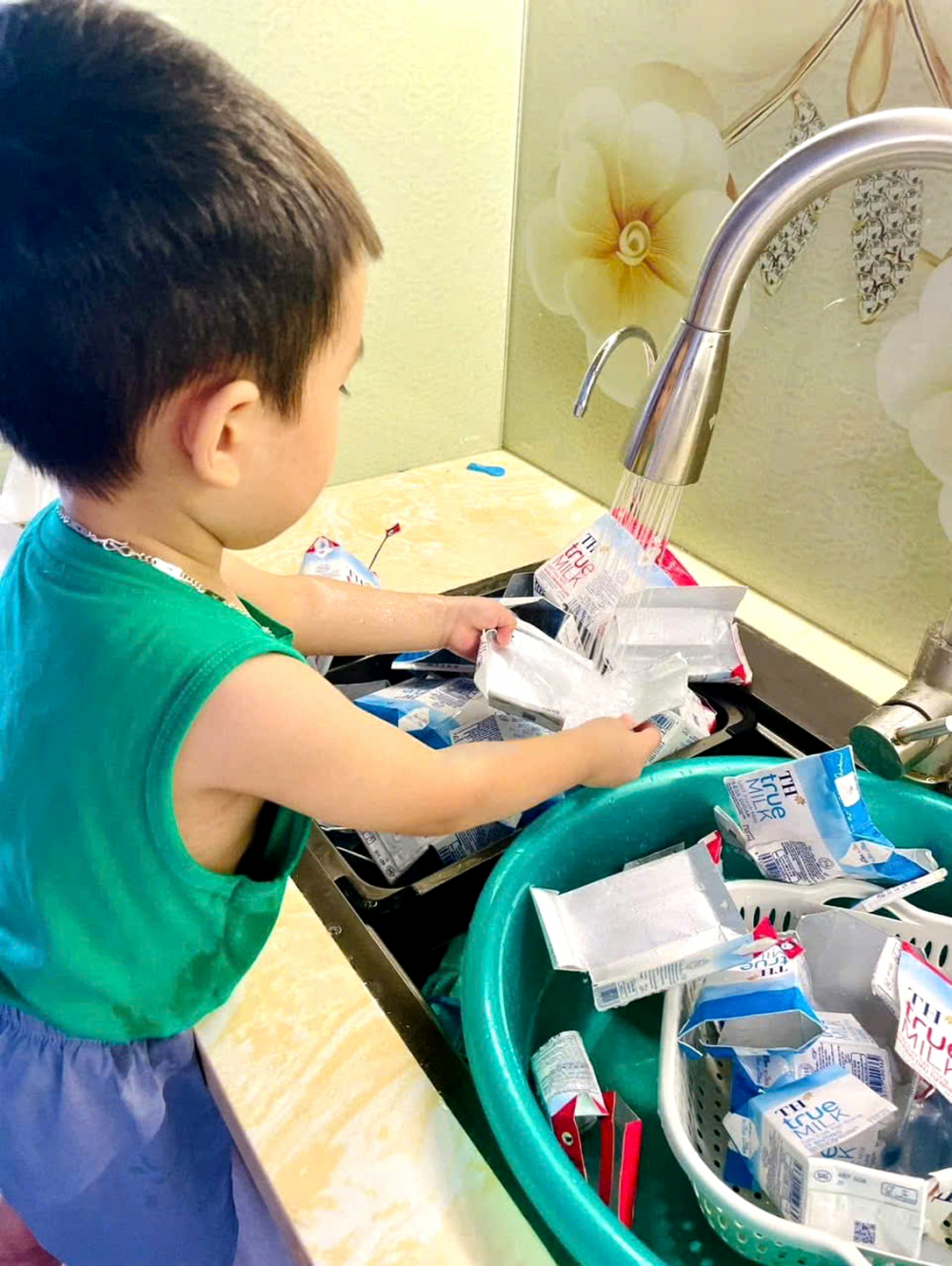 Con rửa hộp sữa