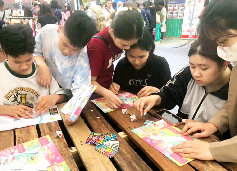 Bàn ghế tái chế từ vỏ hộp sữa