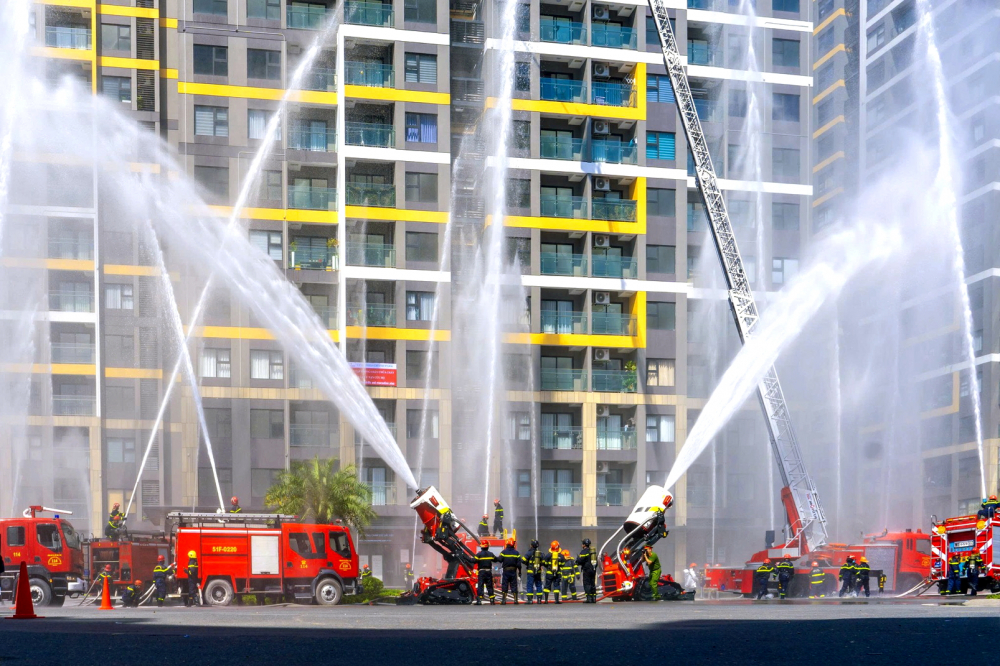 Chủ động phòng cháy để đón cái tết bình an Các lực lượng tham gia diễn tập phòng cháy chữa cháy tại khu đô thị Vinhomes Grand Park, phường Long Bình, TPHCM tháng 11/2025 - Ảnh do PC07 cung cấp