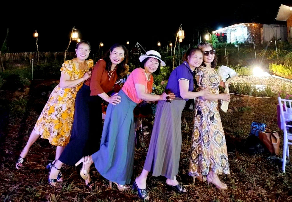 Những phụ nữ U70 dành thời gian hẹn hò, vui chơi