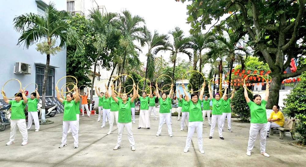 Đội dưỡng sinh liên khu phố phường An Hội Tây sinh hoạt tại công viên hẻm 160 Phan Huy Ích