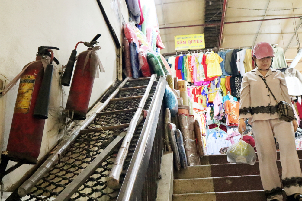 Chủ động phòng cháy để đón cái tết bình an Những bình chữa cháy ở chợ Bà Chiểu trông khá cũ kỹ do để lâu ngày - ẢNH: THANH TÂM