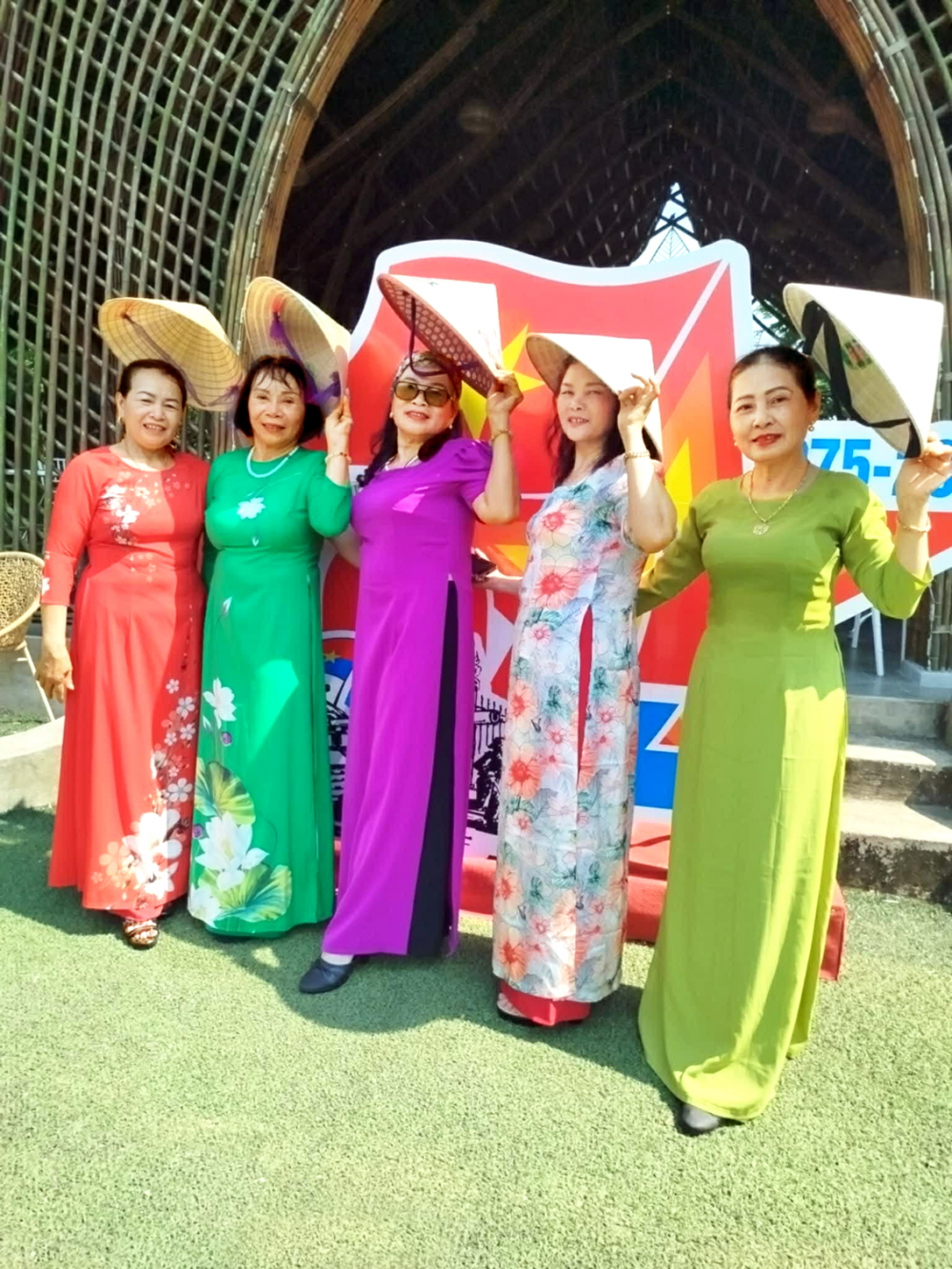 Ngoài thời gian mưu sinh vất vả, những phụ nữ U70 còn biết làm đẹp và tìm niềm vui trong cuộc sống