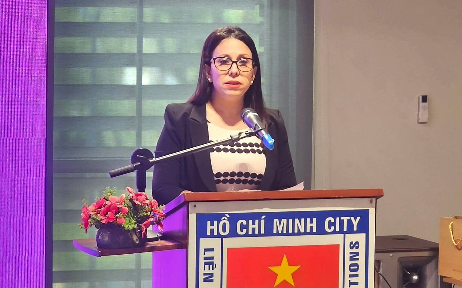 Bà Ariadne Feo Labrada phát biểu chia tay tại buổi họp mặt