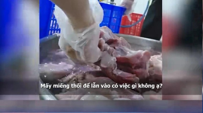 Thực phẩm bẩn vào trường học: cha mẹ còn bảo vệ con được đến đâu? Hình ảnh thịt được sơ chế trong video đăng tải trên báo chí - Ảnh: Chụp màn hình