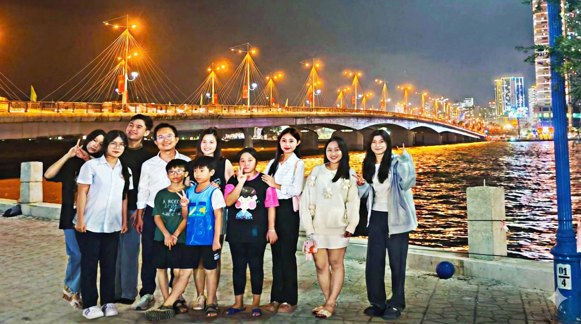 Anh Nghĩa (thứ tư từ trái qua) cùng gia đình nhỏ và những đứa trẻ năm xưa chụp lại khoảnh khắc đáng nhớ tại cầu Trần Phú - Ảnh do nhân vật cung cấp