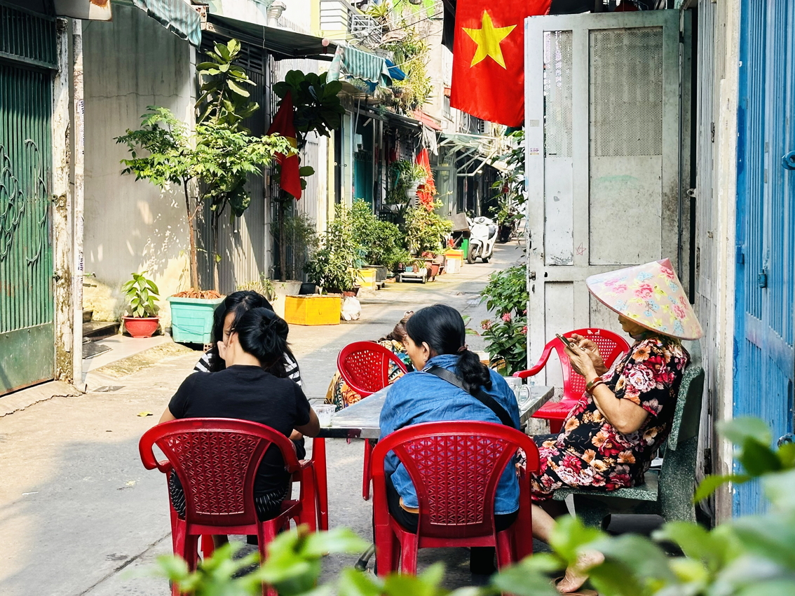 Chiếc bàn nhỏ nơi các cô, các chị ngồi cùng nhau mỗi ngày