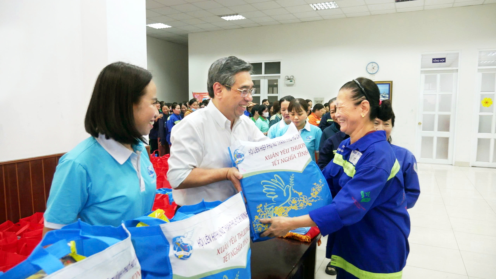 Ông Nguyễn Phước Lộc (thứ hai từ trái qua) - Ủy viên Ban Chấp hành Trung ương Đảng, Phó bí thư Thành ủy, Chủ tịch Ủy ban MTTQ Việt Nam TPHCM và bà Võ Ngọc Thanh Trúc (bìa trái) - Ủy viên Ban Thường vụ Thành ủy, Phó chủ tịch Ủy ban MTTQ Việt Nam TPHCM, Chủ tịch Hội LHPN TPHCM - tặng quà tết cho các nữ công nhân môi trường đô thị