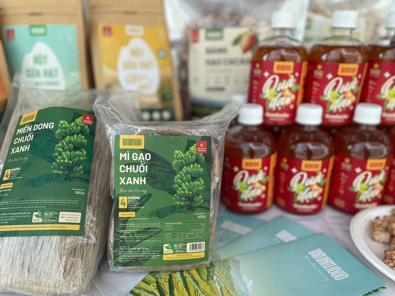 Mì gạo chuối xanh – sản phẩm mới tại phiên chợ, gây chú ý nhờ nguyên liệu chuối xanh bản địa, sợi mì có màu tự nhiên, hướng đến nhóm người tiêu dùng quan tâm thực dưỡng và ăn uống lành mạnh dịp Tết.