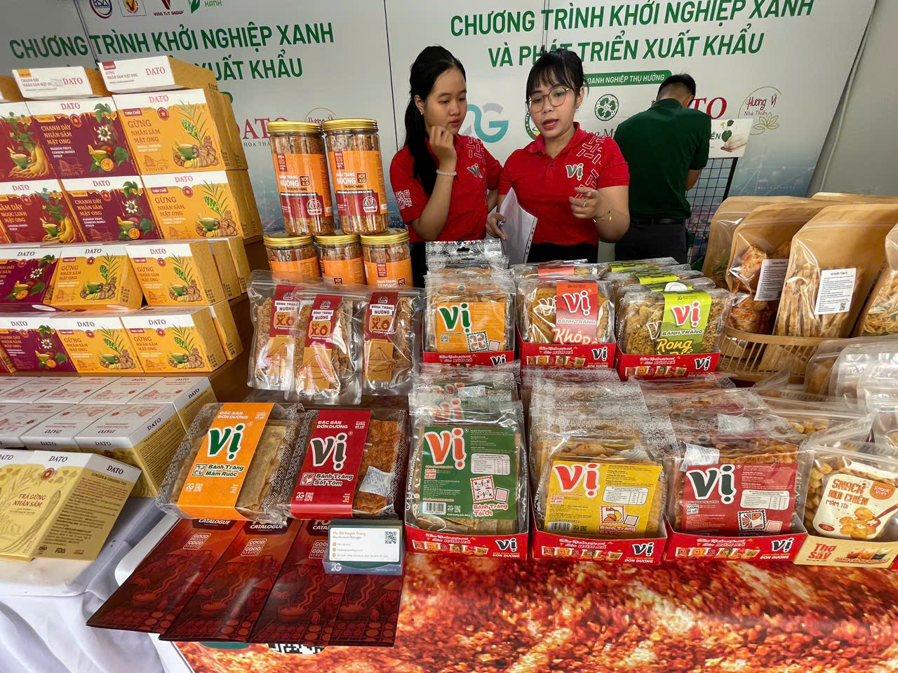 Bánh tráng ăn vặt Đơn Dương (Lâm Đồng) với nhiều dòng vị như rong biển, tỏi ớt, sốt me… được trưng bày nổi bật tại khu gian hàng khởi nghiệp xanh, thu hút người trẻ tìm mua đặc sản quen theo cách làm mới.