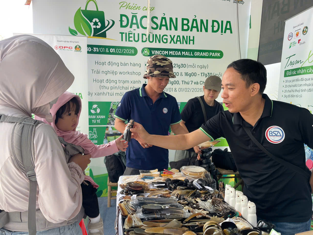 Lần đầu tiên được tổ chức tại khu đô thị Vincom Mega Mall Grand Park, phiên chợ hướng đến giới thiệu các sản phẩm đặc sản bản địa, sản phẩm tiêu dùng xanh, bền vững đến cộng đồng cư dân khu vực và người tiêu dùng đô thị có thu nhập khá, quan tâm đến sức khỏe, lối sống xanh và giá trị bản địa.