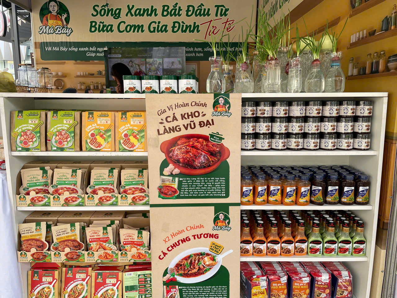 Ngoài các mặt hàng đặc sản, phiên chợ còn dành không gian cho nhóm sản phẩm gia vị hoàn chỉnh 