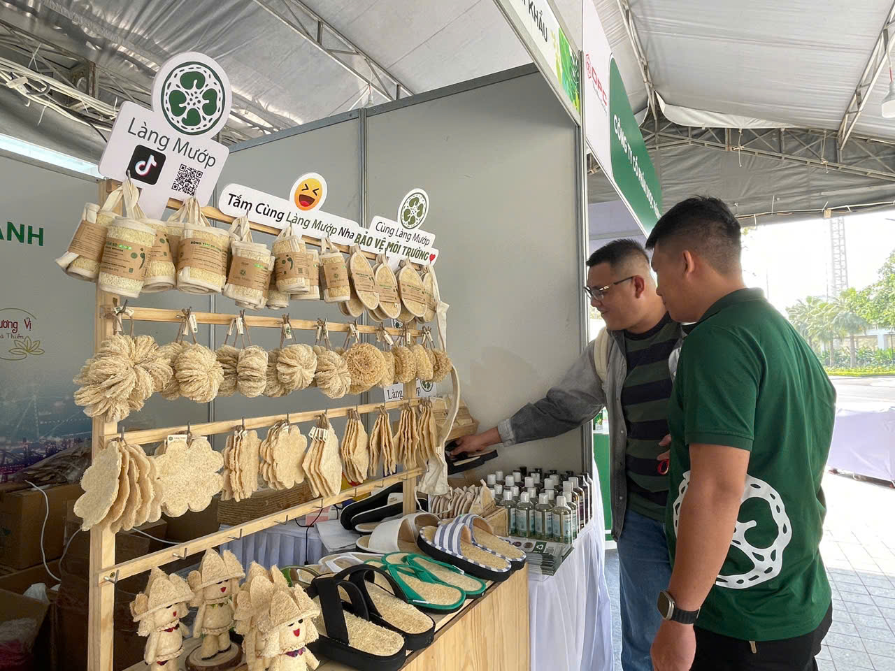 Dịp này, “Chương trình Khởi nghiệp Xanh và Phát triển xuất khẩu” cũng giới thiệu nhiều sản phẩm tiêu biểu như tới người tiêu dùng: trà sâm dây Ngọc Linh, trà khổ qua rừng Dato (Kon Tum); sản phẩm tiêu dùng xanh từ xơ mướp Đồng Tháp...