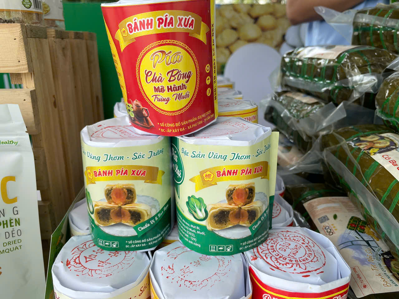 Bánh pía Sóc Trăng xuất hiện với nhiều phiên bản nhân khác nhau tại phiên chợ, cho thấy cách đặc sản quen đang được làm mới để phù hợp hơn với thị hiếu người mua
