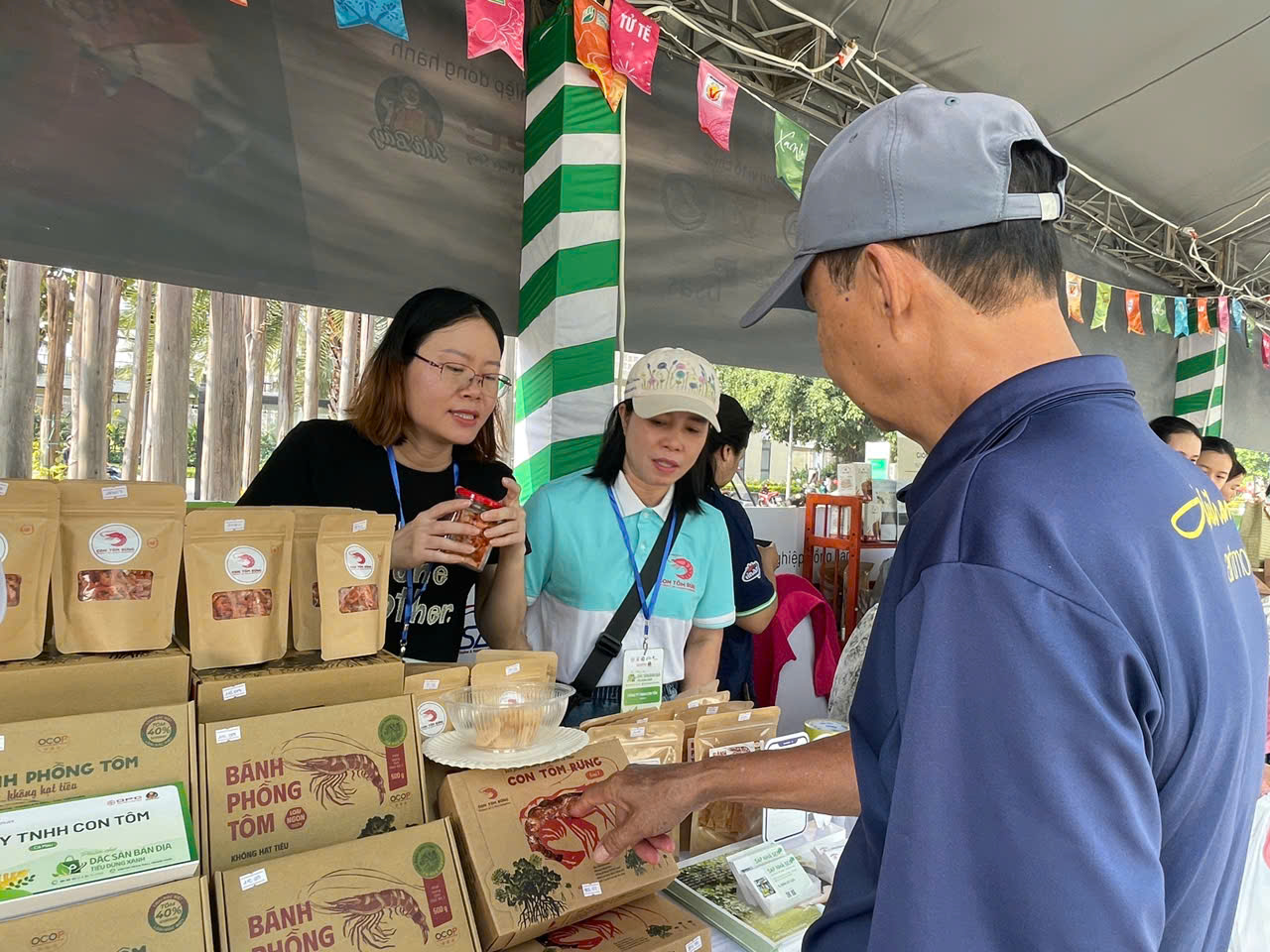 Bánh phồng tôm không hạt tiêu - đặc sản OCOP từ Cà Mau, xuất hiện tại phiên chợ với bao bì cải tiến, hướng đến nhu cầu tiện lợi của người tiêu dùng. Đây cũng là sản phẩm được nhiều người hỏi mua tại phiên chợ sáng 29/1