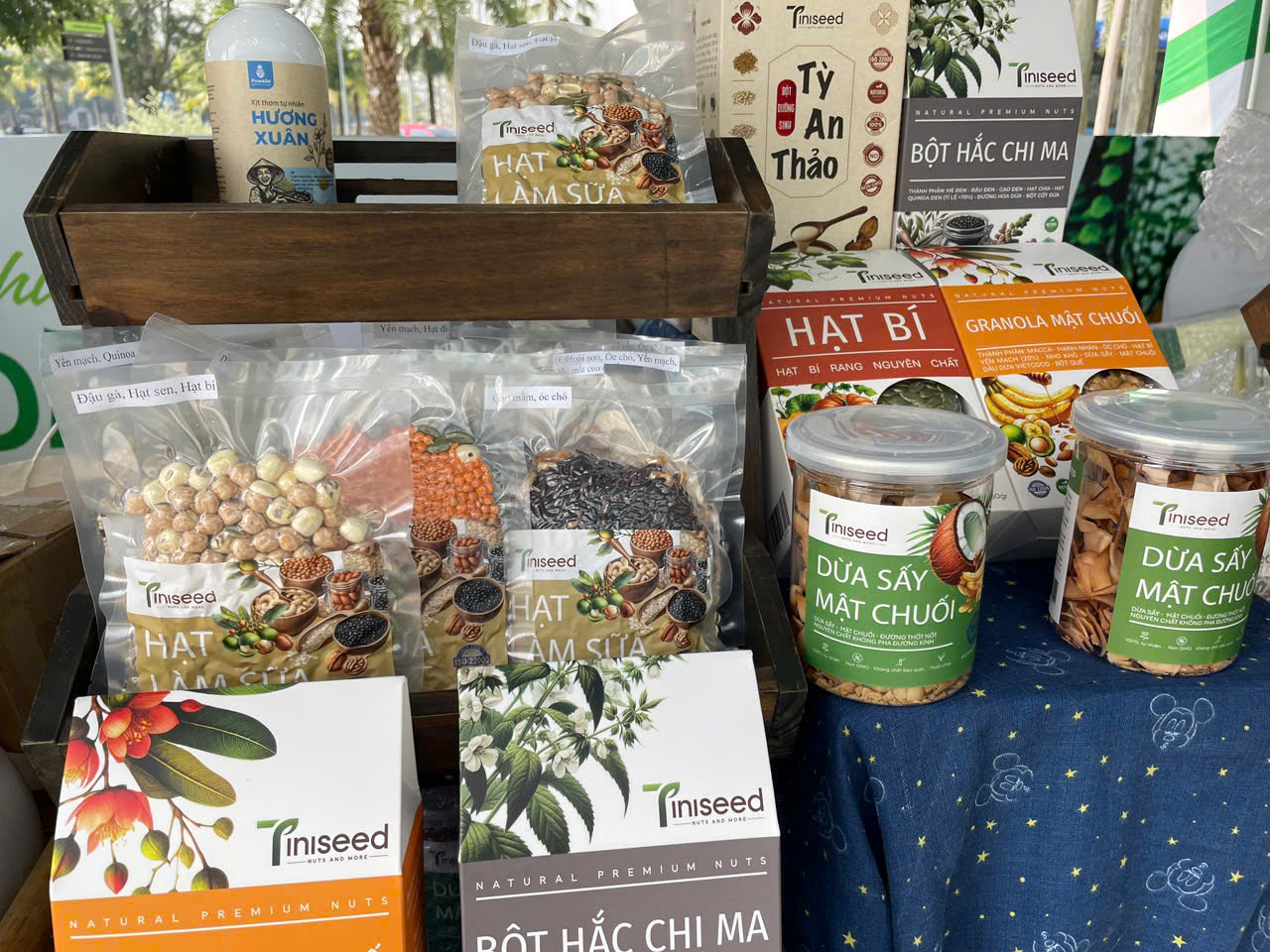 Các sản phẩm từ hạt và trái cây sấy như hạt bí, hạt điều, dừa sấy mật chuối… nổi bật nhờ nguồn nguyên liệu bản địa, chế biến theo hướng ít phụ gia, phù hợp xu hướng tiêu dùng xanh
