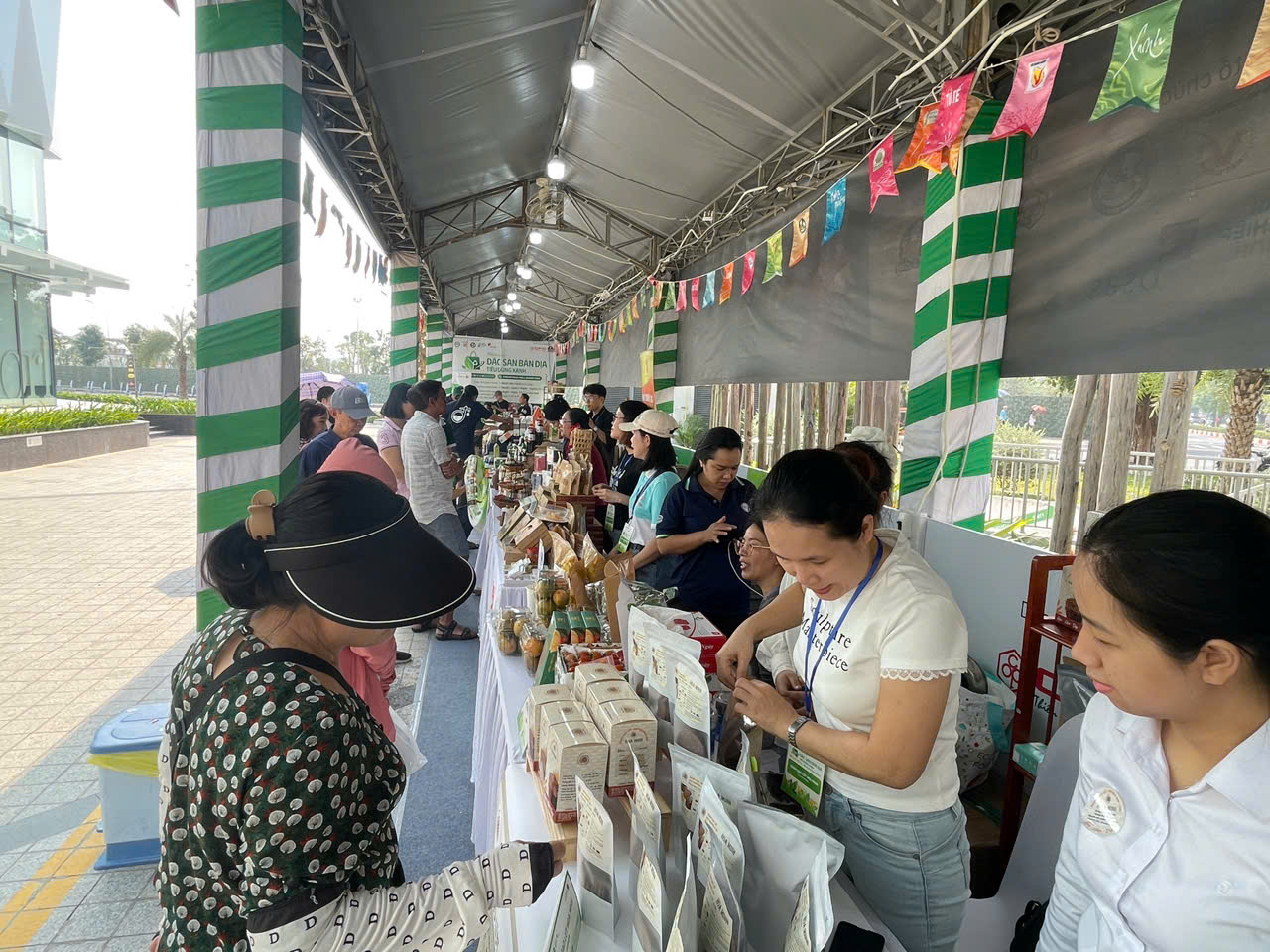 Phiên chợ do Hội Doanh nghiệp hàng Việt Nam chất lượng cao, Trung tâm Nghiên cứu Kinh doanh và Hỗ trợ Doanh nghiệp (BSA) phối hợp cùng Công ty Tài Nguyên Xanh bản địa tổ chức, thu hút sự tham gia của 40 doanh nghiệp, hợp tác xã, hộ kinh doanh đến từ 18 tỉnh, thành trên cả nước. 