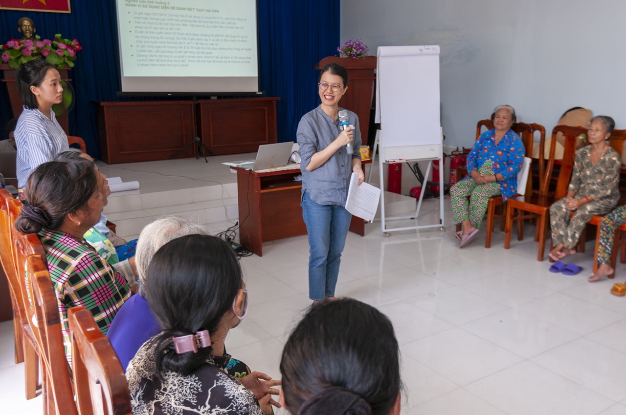 Tiến sĩ Trịnh Thục Hiền trong một buổi tuyên truyền pháp luật về bảo vệ động vật hoang dã cho người dân tại TPHCM – Ảnh do nhân vật cung cấp