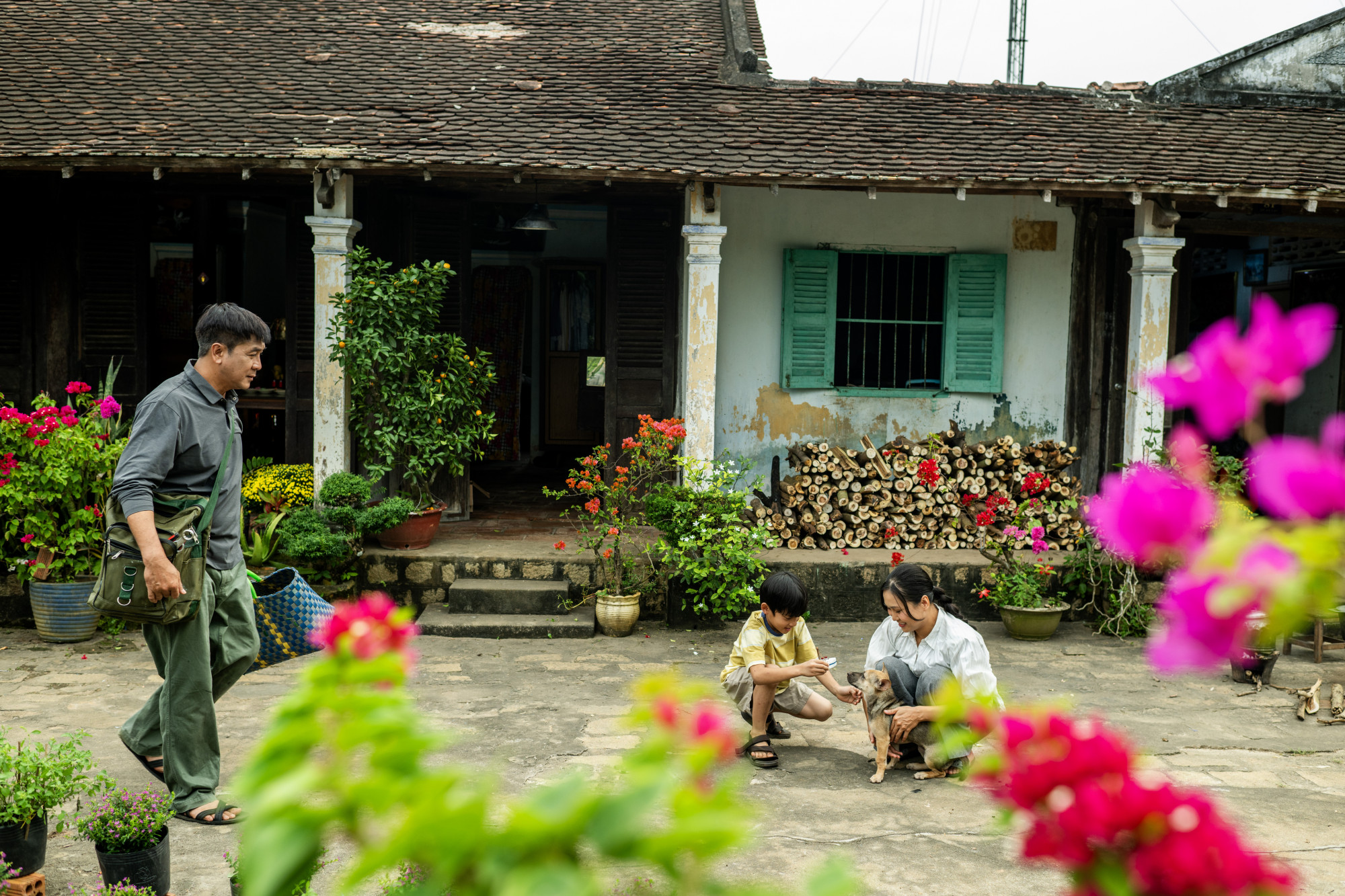 MV kể chuyện quá khứ, hiện tại đan xen làm nổi bật hình ảnh người cha