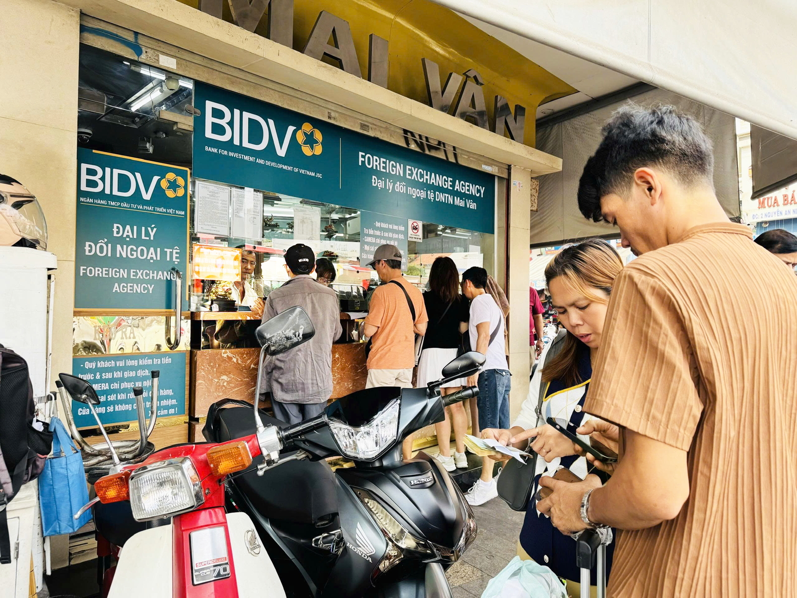 Người dân có thể nhận dạng đại lý thu đổi ngoại tệ được cấp phép thông qua bảng hiệu ghi rõ tên tổ chức tín dụng ủy quyền và tên đại lý đổi ngoại tệ tại quầy giao dịch