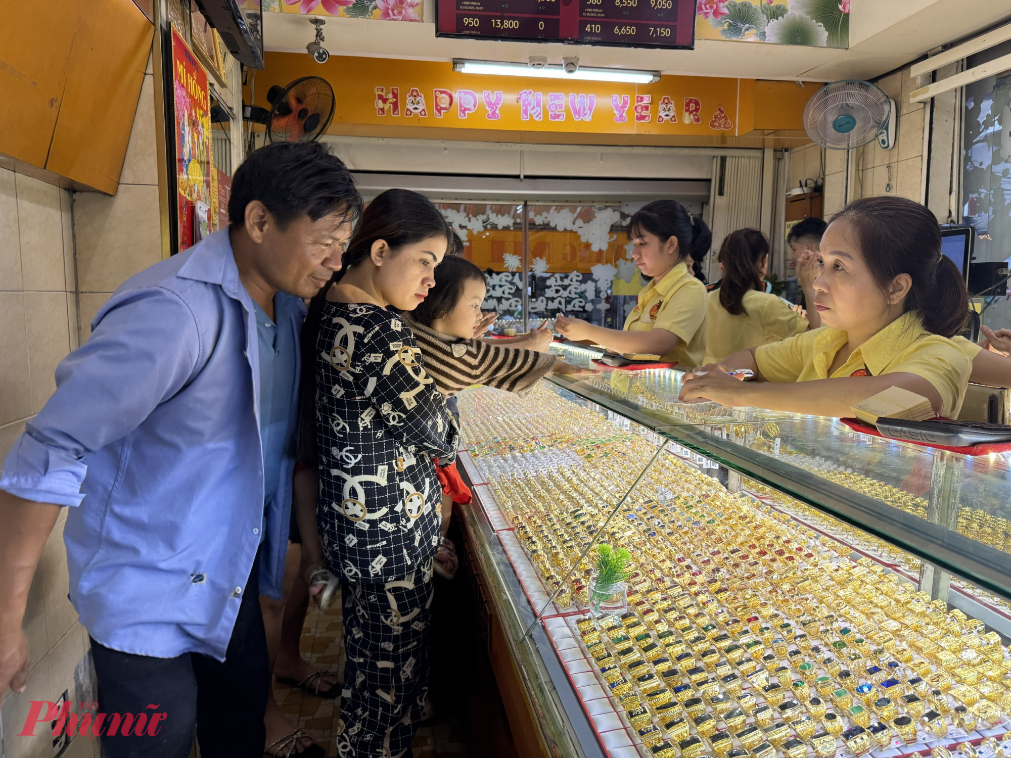 Giá vàng trong nước sắp cán mốc 200 triệu đồng/lượng - Ảnh: Thanh Hoa