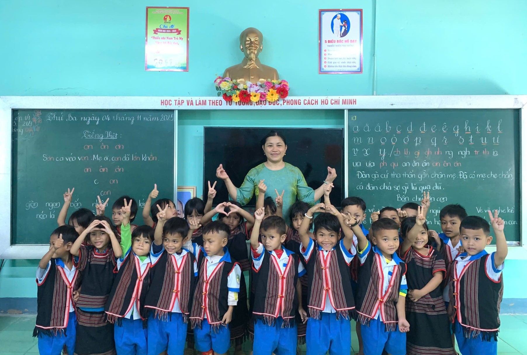 Cô và trò Trường Phổ thông Dân tộc bán trú tiểu học - THCS Trà Nam, xã Trà Linh, TP. Đà Nẵng. Ảnh: N.T.H