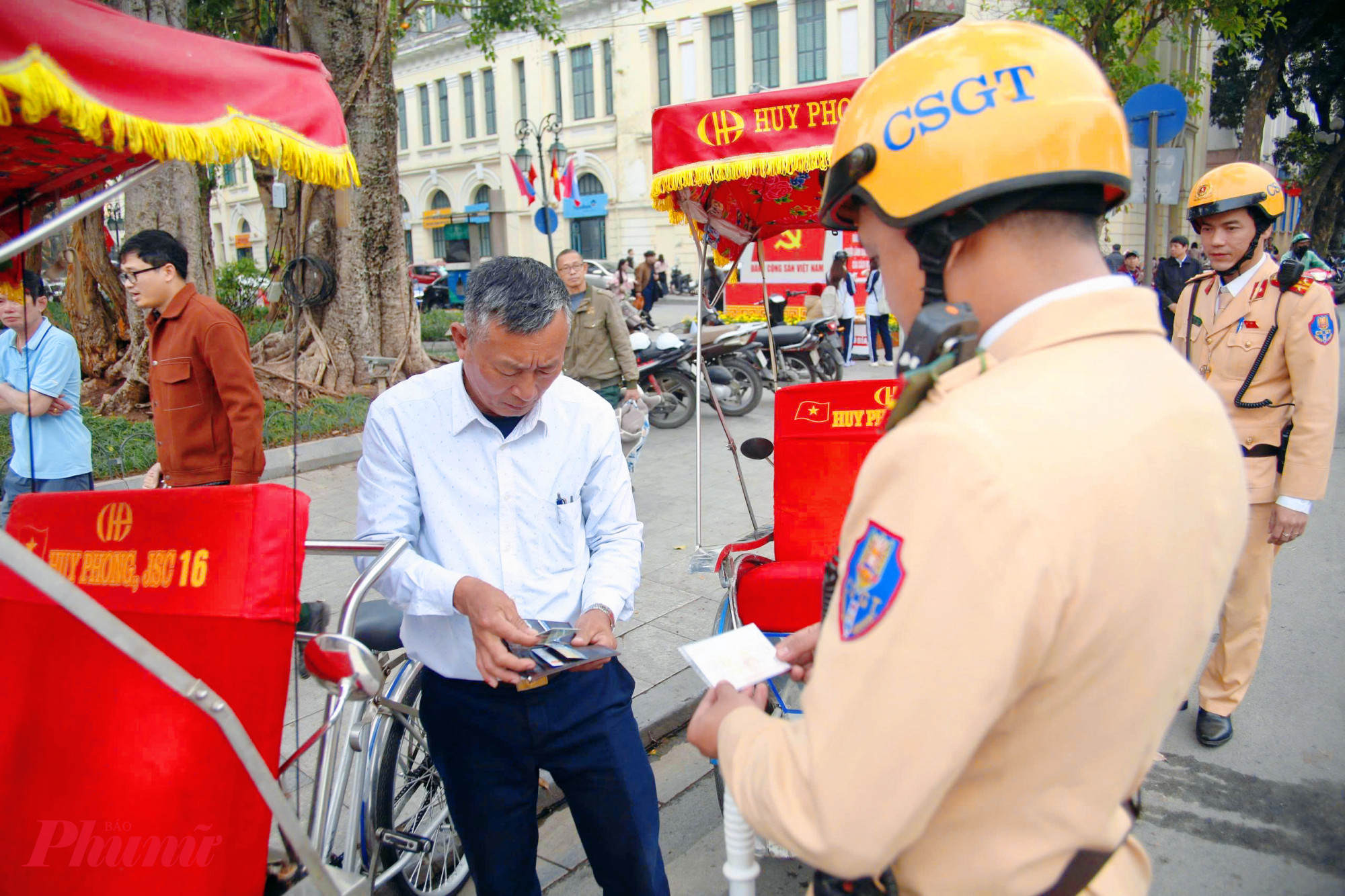 Lực lượng chức năng tập trung kiểm tra chứng chỉ, phù hiệu, số hiệu được cấp cho từng xe xích lô hoạt động trong khu vực nội đô. Theo quy định của UBND TP. Hà Nội, chỉ những xe thuộc các doanh nghiệp, nghiệp đoàn được cấp phép mới được phép lưu thông. Những chiếc xe không rõ nguồn gốc, xe tự chế cơi nới hoặc xe sử dụng biển số giả đều bị kiên quyết tạm giữ và xử lý nghiêm.