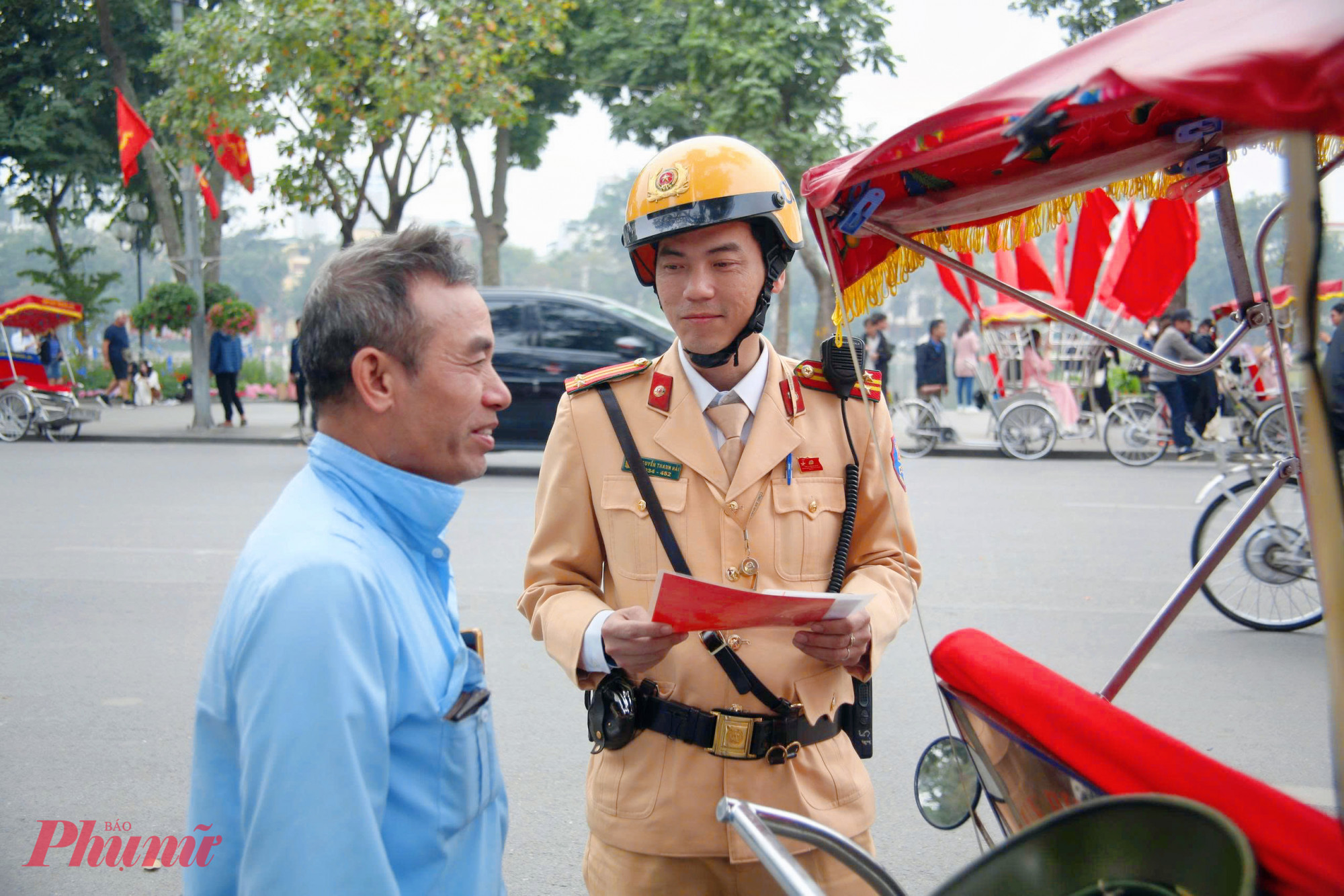 Bác Nguyễn Văn H., một tài xế xích lô có hơn 20 năm thâm niên, chia sẻ khi đang trình giấy tờ: Chúng tôi hoàn toàn ủng hộ việc công an kiểm tra gắt gao. Có làm như vậy thì những người làm ăn chân chính mới không bị ảnh hưởng bởi những xe 'dù' làm bậy, hét giá. Tết nhất đường xá đông đúc, mình đi đứng cẩn thận thì khách mới tin tưởng, mình mới có bát cơm.