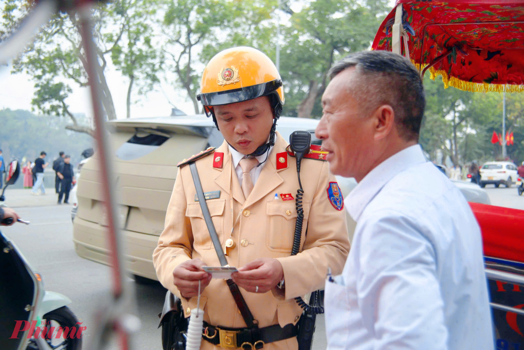 Mục tiêu của chúng tôi là làm sao để xích lô vẫn là nét đẹp văn hóa, nhưng phải là nét đẹp có kỷ cương. Mỗi bác tài xích lô là một đại sứ du lịch, nên việc chấp hành luật giao thông không chỉ là nghĩa vụ mà còn là trách nhiệm giữ gìn hình ảnh Hà Nội, đại diện Đội CSGT số 1 chia sẻ.
