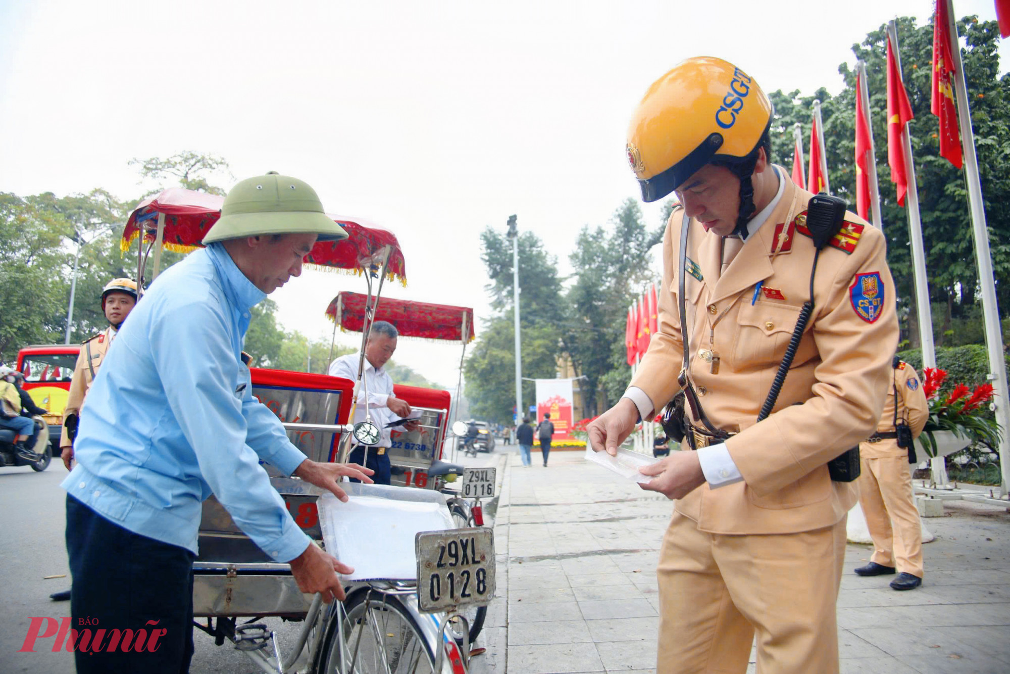 Một chiếc xích lô phục vụ du lịch không chỉ cần đẹp mà phải tuyệt đối an toàn. CSGT đã thực hiện kiểm tra hệ thống phanh, độ mòn của lốp và khung xe. Trong đợt cao điểm này, những xe có dấu hiệu xuống cấp, rỉ sét làm ảnh hưởng đến hình ảnh du lịch Thủ đô cũng bị nhắc nhở yêu cầu trùng tu, sửa chữa trước khi tiếp tục hành nghề.