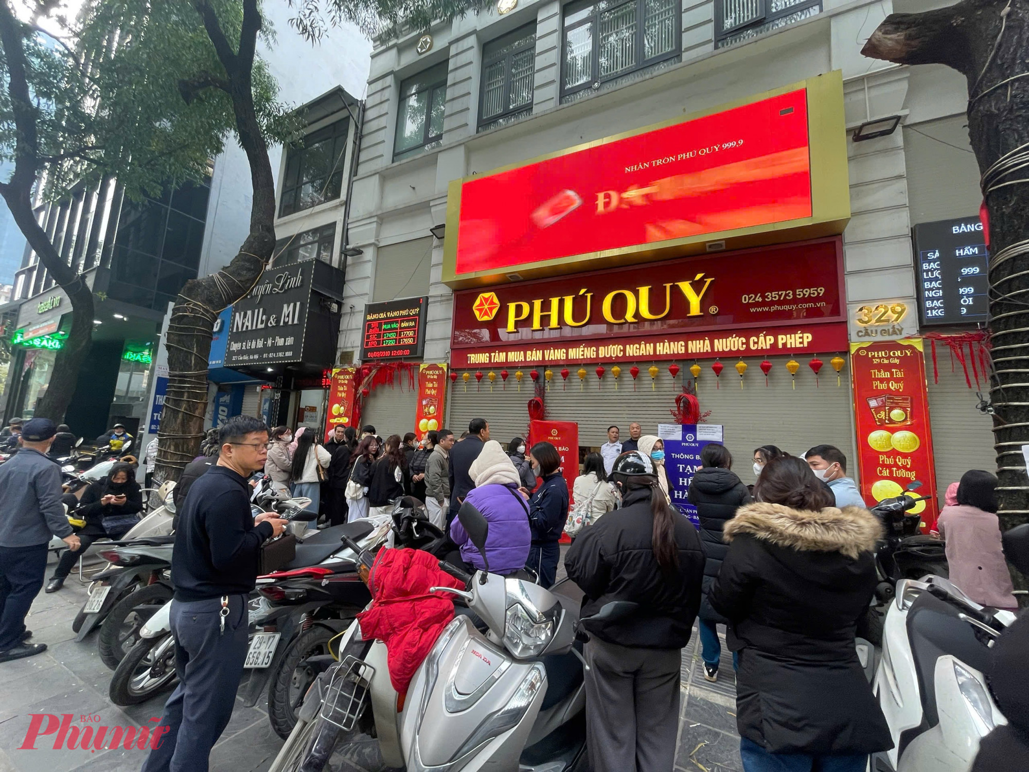 Những ngày vừa qua, giá vàng liên tục vượt đỉnh khiến nhiều người chú ý. Ngày 29/1, giá vàng miếng ở mức 187,2 - 190,2 triệu đồng/lượng, là mức giá cao nhất của kim loại quý này từ trước đến nay. Người dân đổ xô đi xếp hàng chờ mua, bán vàng.