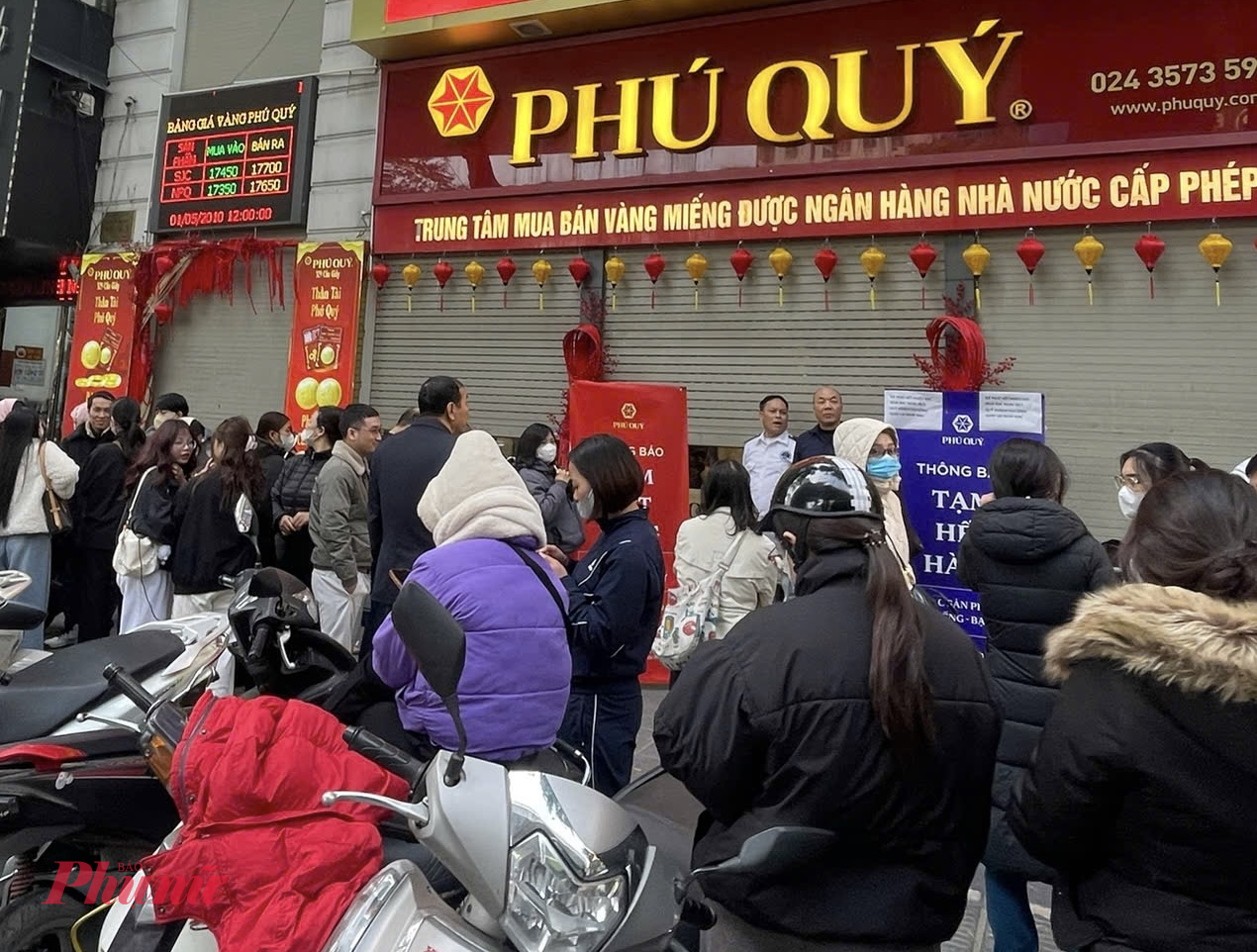 Dù một số cửa hàng vàng đã đóng cửa thông báo hết hàng, nhưng vẫn có rất đông người kiên nhẫn xếp hàng đứng chờ đợi. 