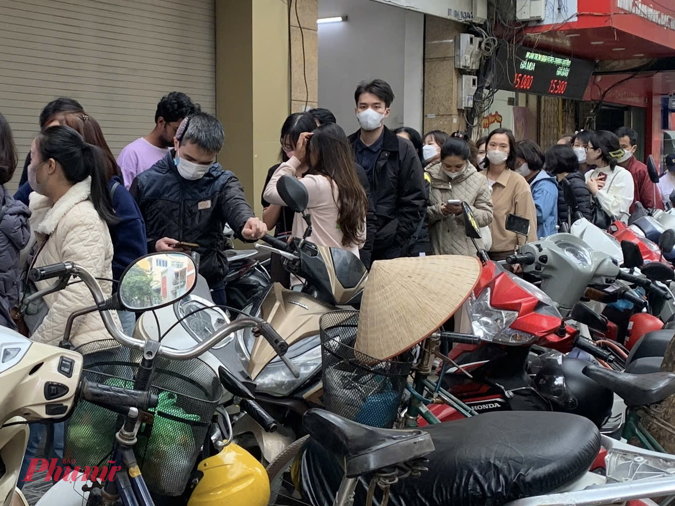 Người dân vẫn kiên nhẫn đứng xếp hàng nhiều giờ bên ngoài các tiệm vàng, chờ đến lượt giao dịch với tâm lý vừa sốt ruột, vừa dè chừng trước những biến động khó lường của thị trường. 