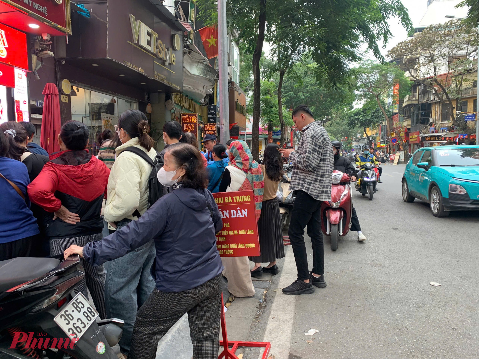 Anh Đức Anh (Hà Nội) cho biết, đã đứng xếp hàng nhiều giờ để chờ đến lượt bán vàng. Giá vàng trong ngày tăng quá cao, nên anh mang 2 chỉ vàng tiết kiệm đi bán kiếm lãi, tuy nhiên đã xếp hàng từ 11g trưa, đến 3g chiều vẫn chưa đến lượt.