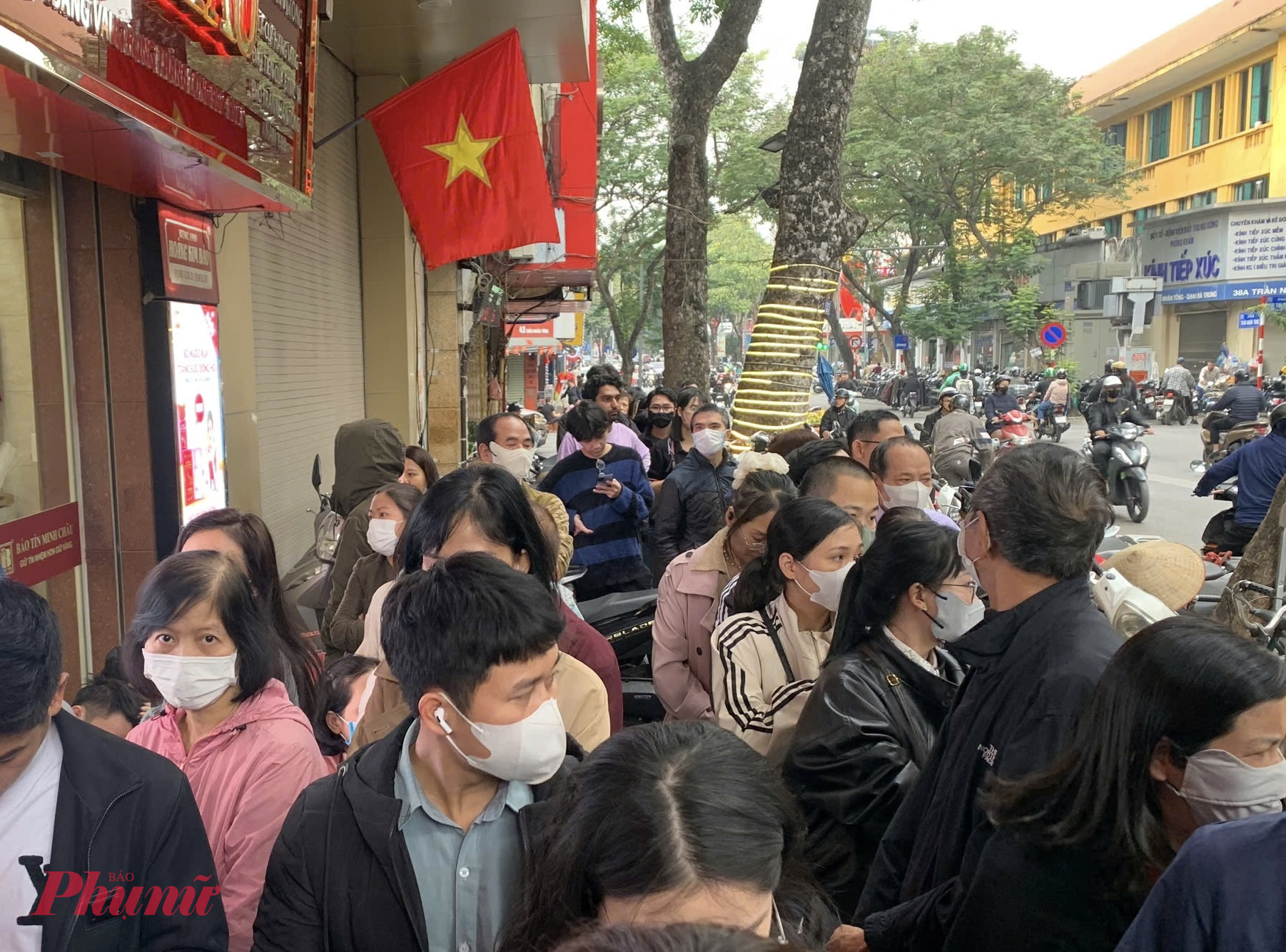 Giá vàng trong nước tiếp tục leo thang đã khiến không khí mua bán tại nhiều cửa hàng vàng trở nên sôi động ngay từ sáng đến chiều tối.