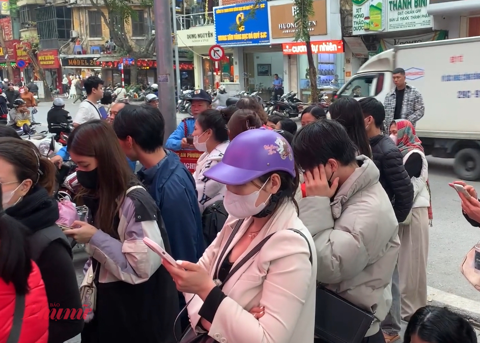 Còn chị Hoàng Thanh (Hà Nội) hôm nay muốn mua 4 chỉ vàng tích luỹ, cho biết Từ sáng sớm đã có nhiều người đến xếp hàng, thậm chí có người có mặt từ 6–7g sáng. Tôi cũng không chắc hôm nay có mua được vàng hay không, nhưng vẫn kiên nhẫn chờ đợi. Nếu mua được thì tốt, còn trong trường hợp không đến lượt, tôi sẽ quay lại vào ngày hôm sau.