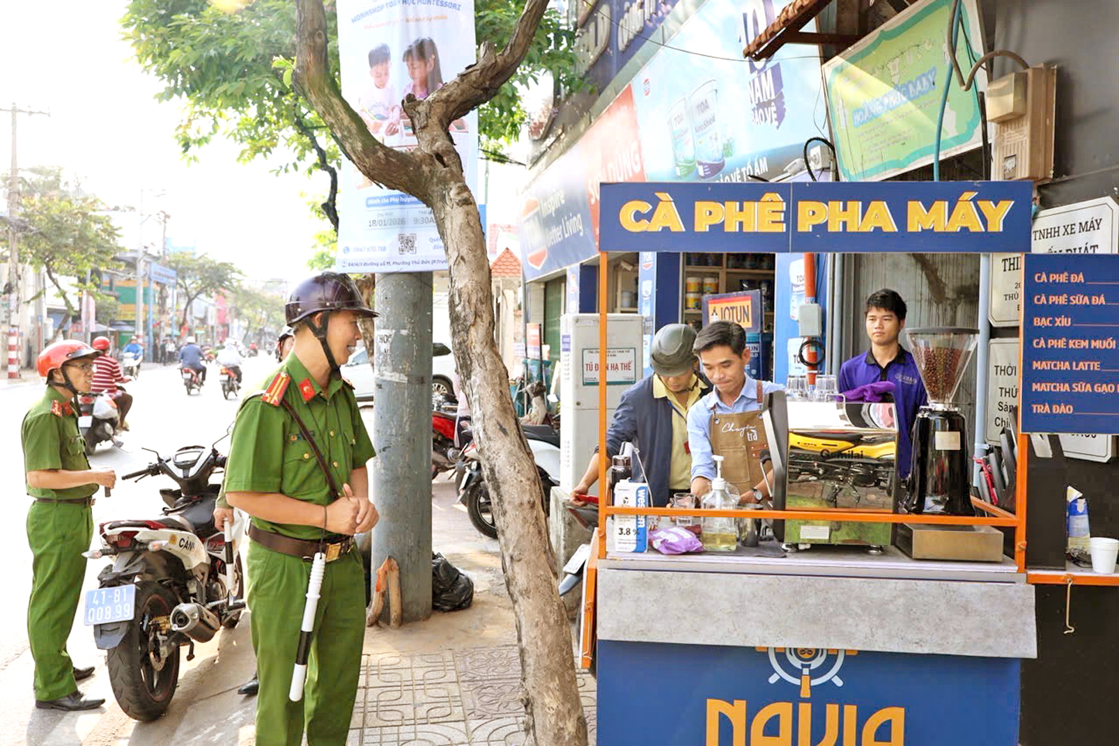 Kiên trì, mạnh tay lập lại trật tự vỉa hè Công an phường Thủ Đức ra quân xử lý nạn lấn chiếm vỉa hè, lòng đường