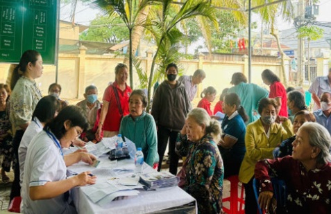 Người cao tuổi được khám tầm soát trước khi tiêm ngừa cúm, ảnh SYT