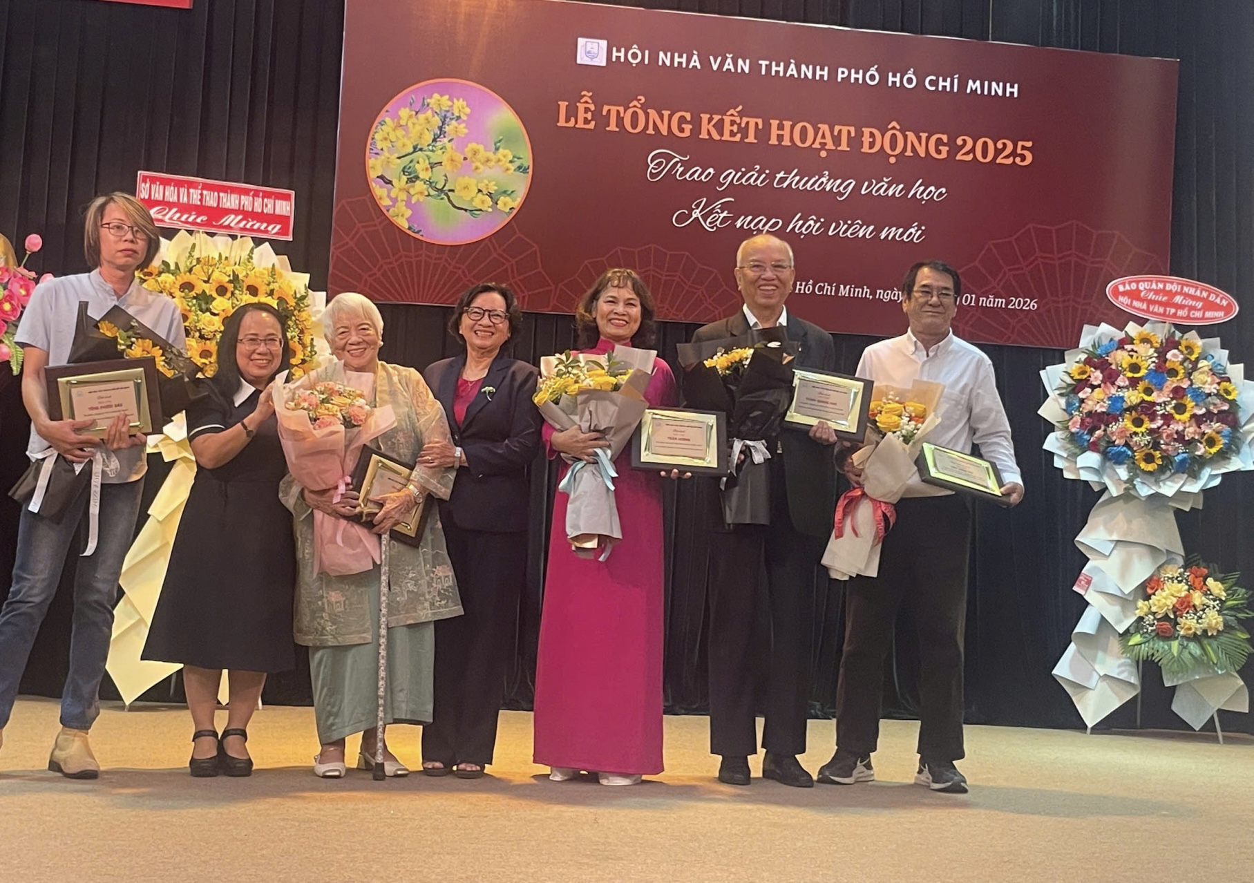 Các nhà văn được tôn vinh và tri ân vì những thành tựu, đón góp cho văn đàn trong năm 2025 - Ảnh: Hội Nhà văn TPHCM