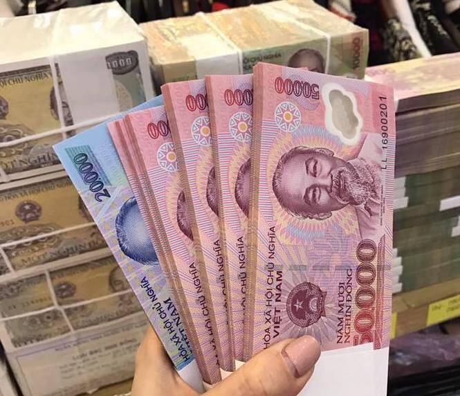 Tiền mới được một điểm dịch vụ tại TPHCM rao đổi