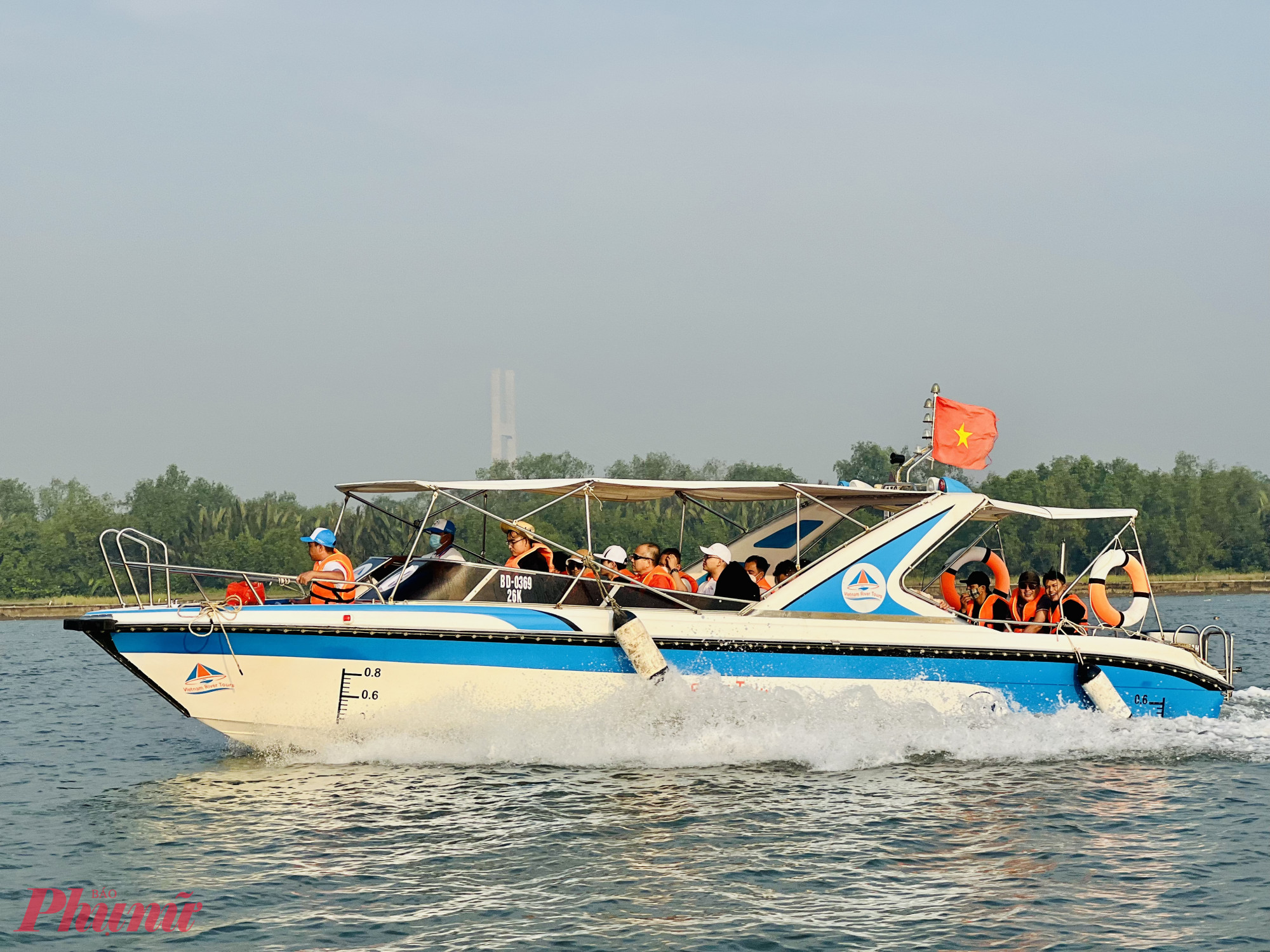 Khách du lịch trải nghiệm tour đường thuỷ đến Cần Giờ. Ảnh: Quốc Thái