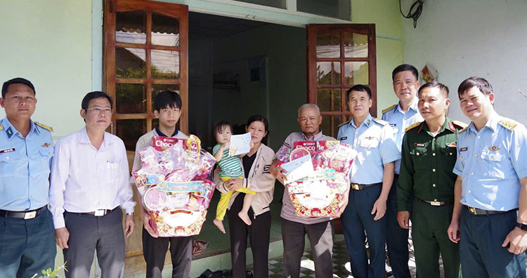 Quân chủng Phòng không Không quân đến nhà khen thưởng, tặng quà em Nguyễn Thành Khang (thứ 3 bìa phải) và ông Nguyễn Công (thứ 5 bìa trái) tham gia hỗ trợ cứu nạn vụ rơi máy bay Yak-130 ở phía đông tỉnh Đắk Lắk- Ảnh: LP