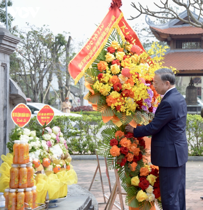 Tổng Bí thư Tô Lâm sửa vòng hoa, tưởng nhớ công lao to lớn của các liệt sĩ tại Khu di tích Xô viết Nghệ Tĩnh