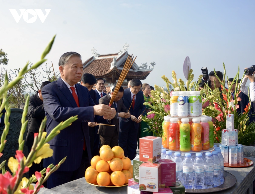 Tổng Bí thư Tô Lâm cùng đoàn công tác dâng hương tại Đền Chung Sơn