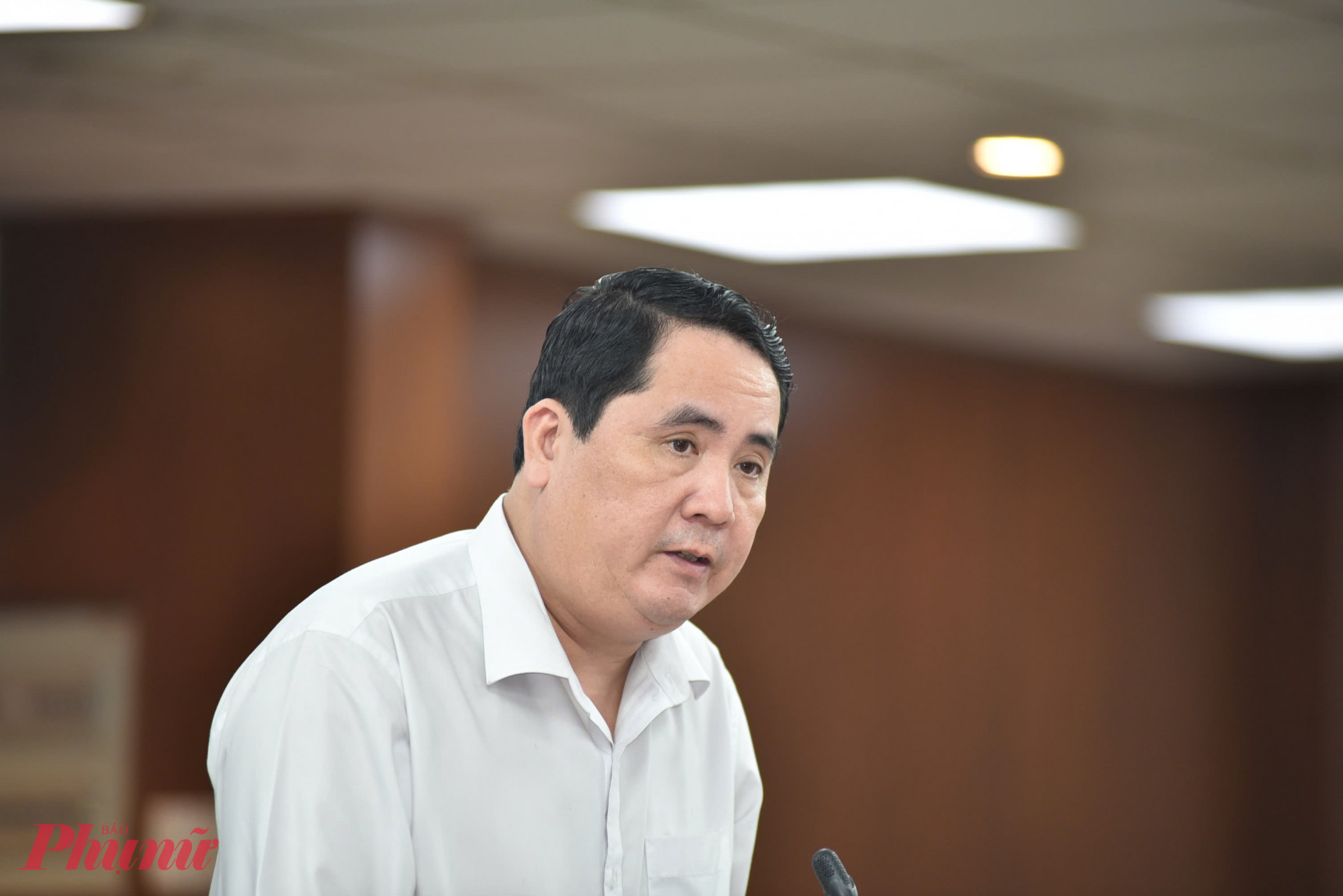 Ông Nguyễn Tấn Phong - Phó giám đốc Sở Nội vụ TPHCM cung cấp thông tin tại buổi họp báo - Ảnh: Thanh Tâm