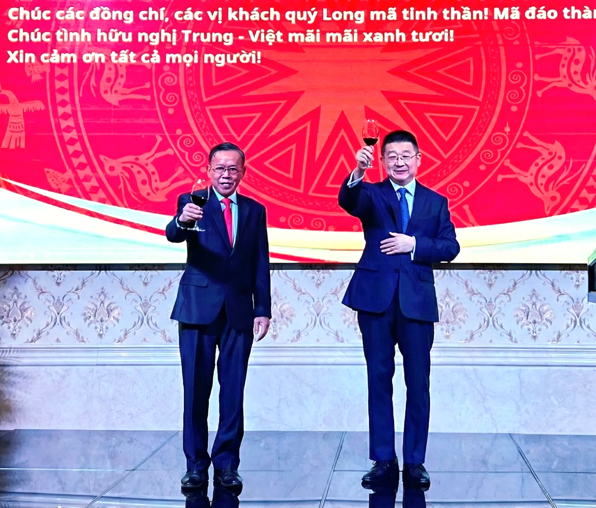 Các đại biểu cùng nâng ly chúc mừng một năm mới thịnh vượng