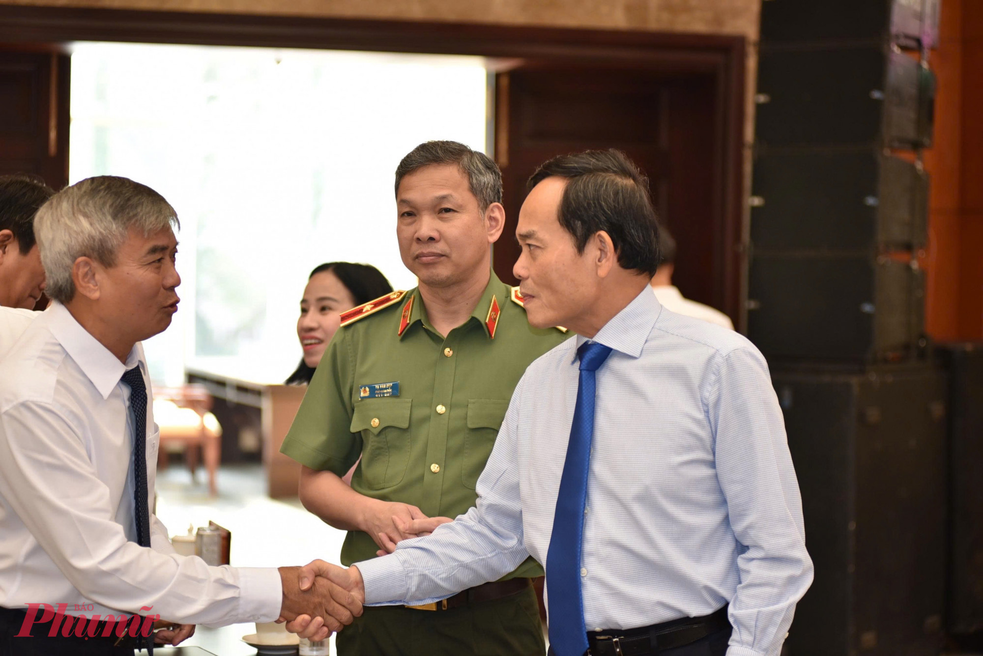 Bí thư Thành ủy TPHCM Trần Lưu Quang trao đổi cùng các đại biểu trước hội nghị - Ảnh: Thanh Tâm