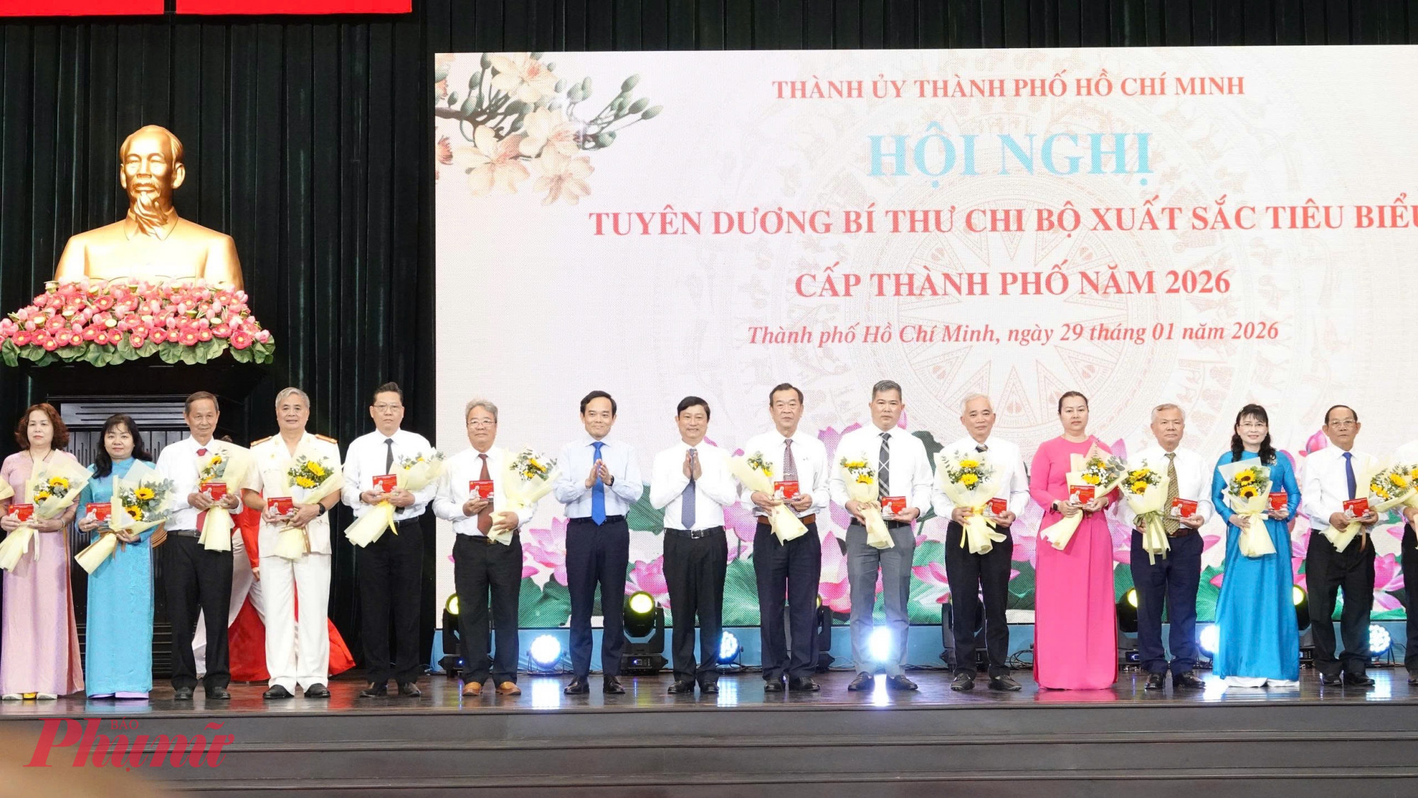 Bí thư Thành ủy TPHCM Trần Lưu Quang và ông Võ Văn Minh - Phó bí thư Thành uỷ TPHCM trao biểu tượng tuyên dương cho các bí thư chi bộ xuất sắc tiêu biểu
