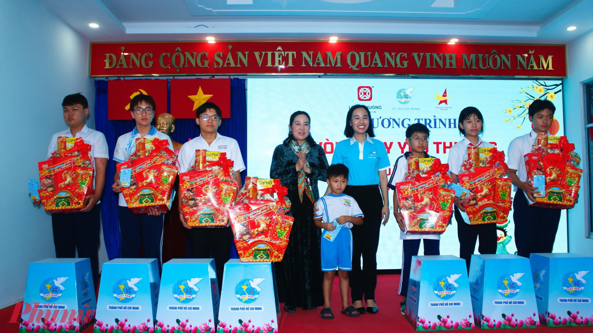 Bà Võ Ngọc Thanh Trúc – Ủy viên Ban Thường vụ Thành ủy, Phó chủ tịch Ủy ban MTTQ Việt Nam TPHCM, Chủ tịch Hội LHPN TPHCM cùng lãnh đạo Công ty Cổ phần Tập đoàn Long Phương trao quà cho các em.