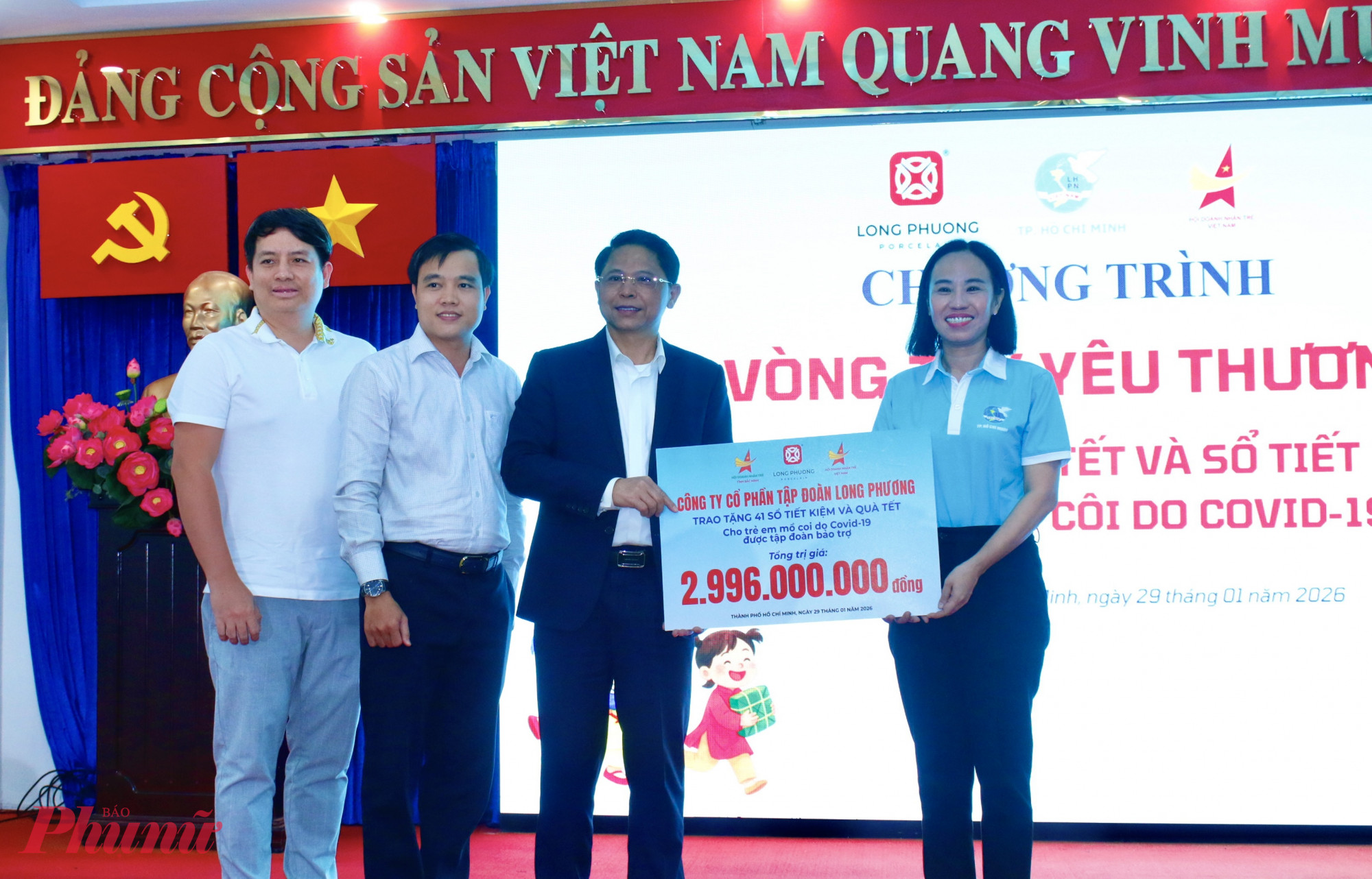 Hội LHPN TPHCM tiếp nhận bảng tượng trưng hỗ trợ sổ tiết kiệm trị giá hơn 2,9 tỷ đồng cho 41 trẻ mồ côi do dịch COVID-19 từ đơn vị đồng hành.